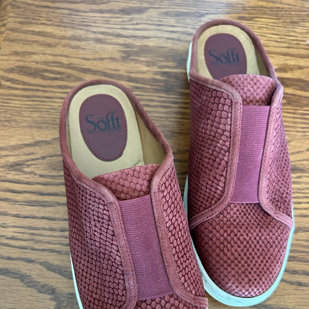 Softt women’s 8.5 slip on mauve/ rose shoe
